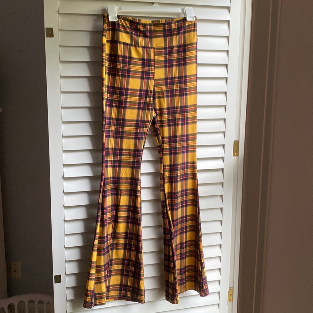 NO BOUNDARIES; Yellow and Black Flare Leggings. SIZE SMALL. Worn Once